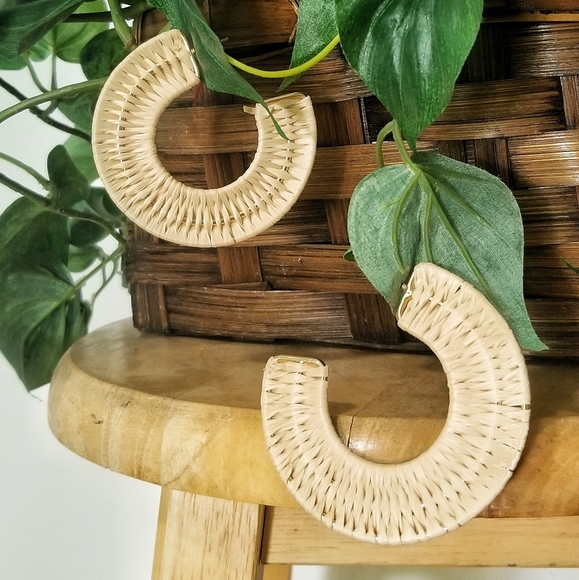 BOHEMIAN BEAUTY CREAM RAFFIA SEMI HOOP EARRINGS - Picture 3 of 6